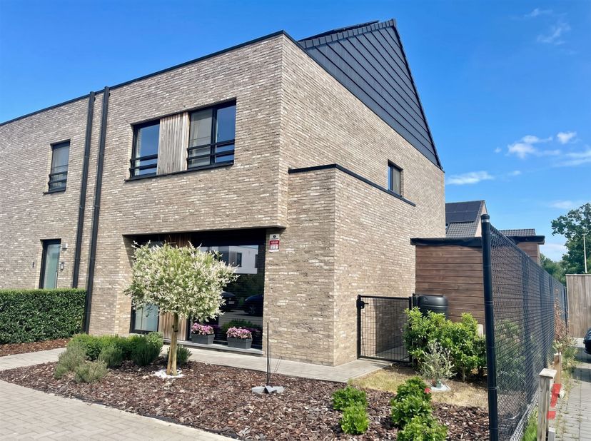 Toffe gezinswoning  (BEN WONING ) in hartje Varsenare nabij de dorpskern met alle voorzieningen zoals kleinhandel, school, openbaar vervoer, etc. Vlot