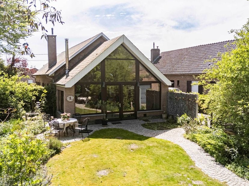 Te koop te Berlare!<br />
Deze charmante woning is rustig gelegen in het centrum van Berlare en bevindt zich op een uitzonderlijk mooi perceel van mee