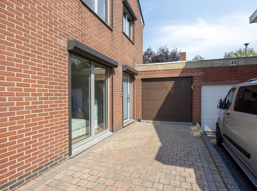Instapklare halfopen bebouwing met prachtige zuidoostgerichte tuin<br />
<br />
Op zoek naar een instapklare en uitstekend onderhouden woning met een