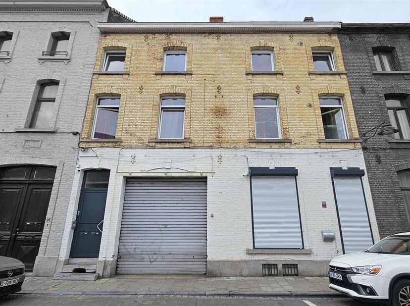 Prix: Offre à partir de 500.000 euros, frais d'agence non inclus et à charge de l'acquéreur.<br />
Au rez de chaussée: Un Hangar 482 m² et un Commerce
