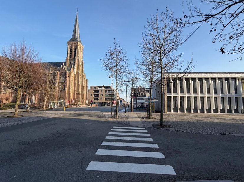 Residentie "le bon réveil" ligt op de kruising van het Kerkplein, de Stationsstraat en de Jan Rosierlaan, tegenover het gemeentehuis en de Kerk.<br />