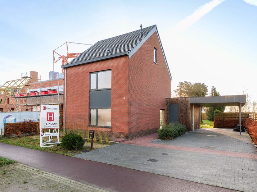 Deze gerenoveerde woning is gelegen dichtbij het centrum van Hoogstraten, op een zuid georiënteerd perceel van ca. 627 m². De woning is energiezuinig