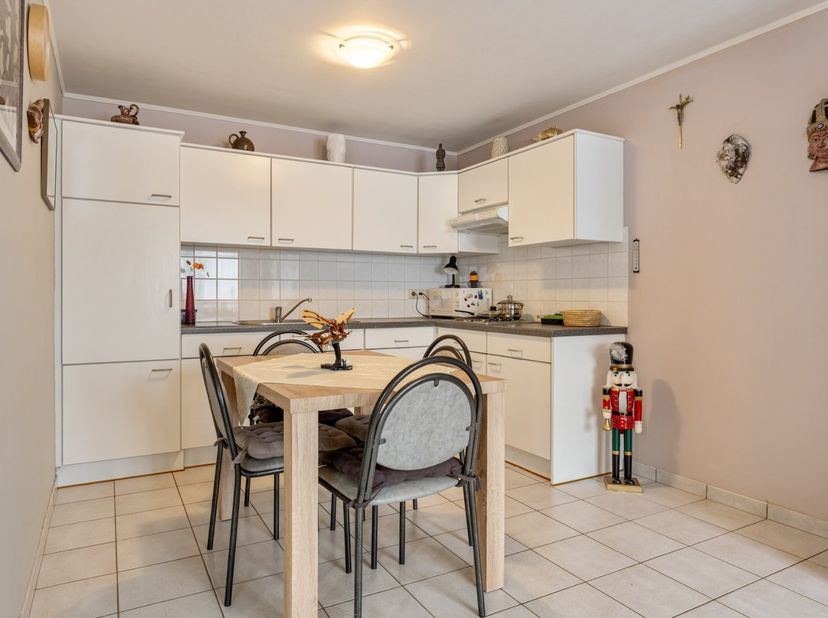 Praktisch GELIJKVLOERS appartement te Lummen.<br />
<br />
Dit praktisch ingedeeld appartement bestaat uit twee slaapkamers, een ingerichte keuken en