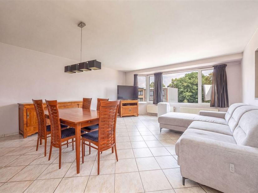 Dit aangename appartement is gelegen in een groene omgeving, met verschillende voorzieningen binnen handbereik. Voor de dagelijkse boodschappen kunt u