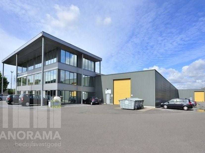 Instapklare KMO-unit van 399 m² te huur in Borgerhout, op een strategische locatie vlak bij het knooppunt Antwerpen-Oost en met zichtbaarheid vanaf de