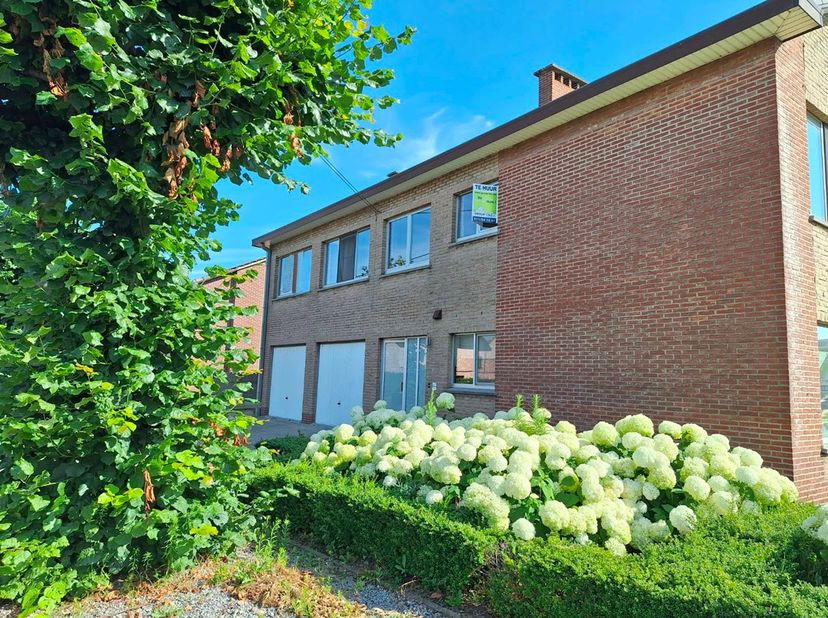 Praktisch instapklaar appartement te Zolder centrum.<br />
<br />
Dit appartement op de eerste verdieping heeft twee ruime slaapkamers, een ingerichte