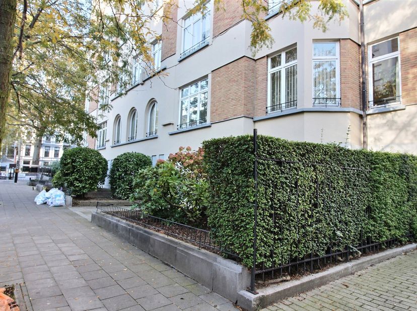 Montgomery - Elegant appartement van 180 m² op de begane grond van een prachtig gebouw uit het begin van de vorige eeuw. Grenzend aan winkels en alle