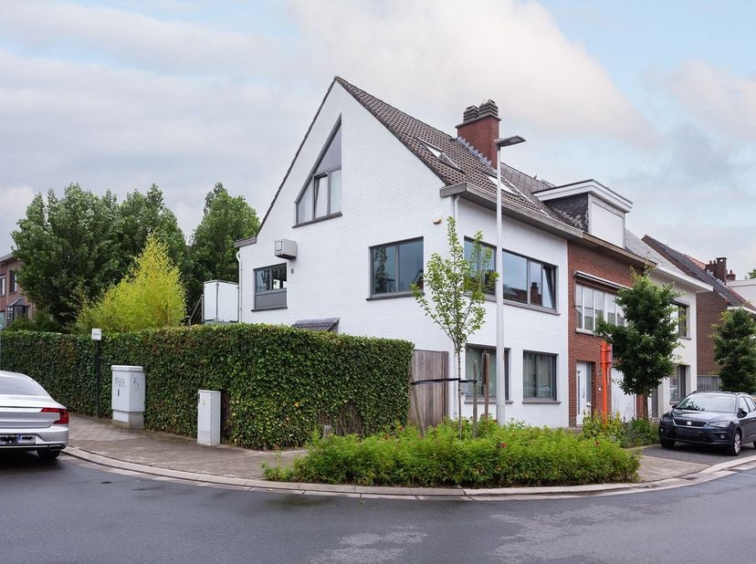 Aartselaar - In deze gezellige en rustige woonwijk, op wandelafstand van het centrum, vind u deze charmante en instapklare hoekwoning. Met mogelijkhei