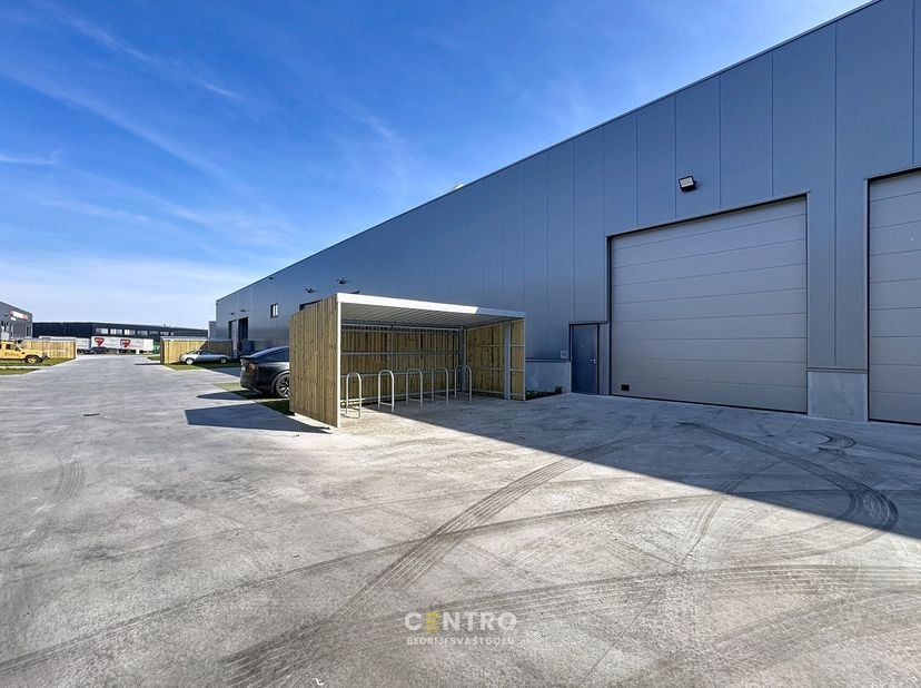 Benaderende OPPERVLAKTE:<br />
Magazijn: 202.46m²<br />
Inclusief 2 private parkeerplaatsen voor de deur (grasdallen) en gemeenschappelijke fietsensta