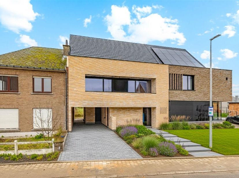 Op zoek naar een woning waar architecturale kwaliteit en wooncomfort samenkomen? Deze high-end nieuwbouwwoning combineert een strak, modern design met