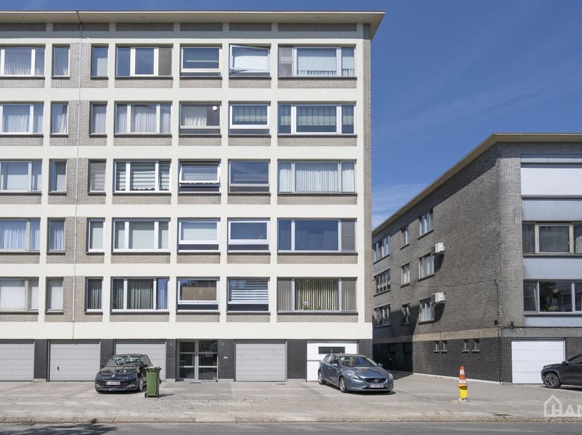 Bent u op zoek naar een stijlvol afgewerkt appartement waar u zonder zorgen uw intrek kan nemen? Dan is dit prachtige appartement op de derde verdiepi