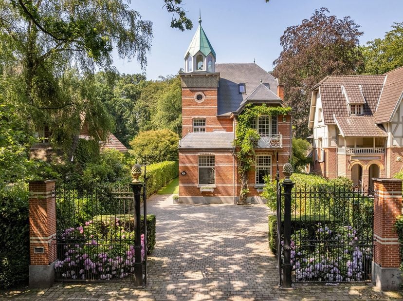 IN OPTIE! Statige karaktervilla met iconische toren en exclusief tuinpaviljoen<br />
Deze uitzonderlijke villa combineert de grandeur van een historis