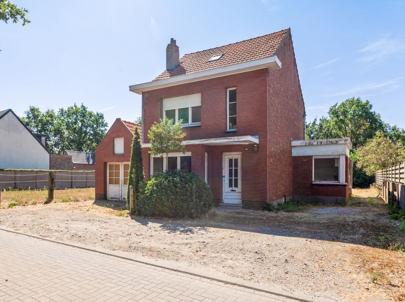 Deze charmante, vrijstaande&amp;nbsp;woning in de Windmolenweg te Berendrecht geniet van een fantastische ligging.&amp;nbsp;U woont hier heerlijk rustig aan d