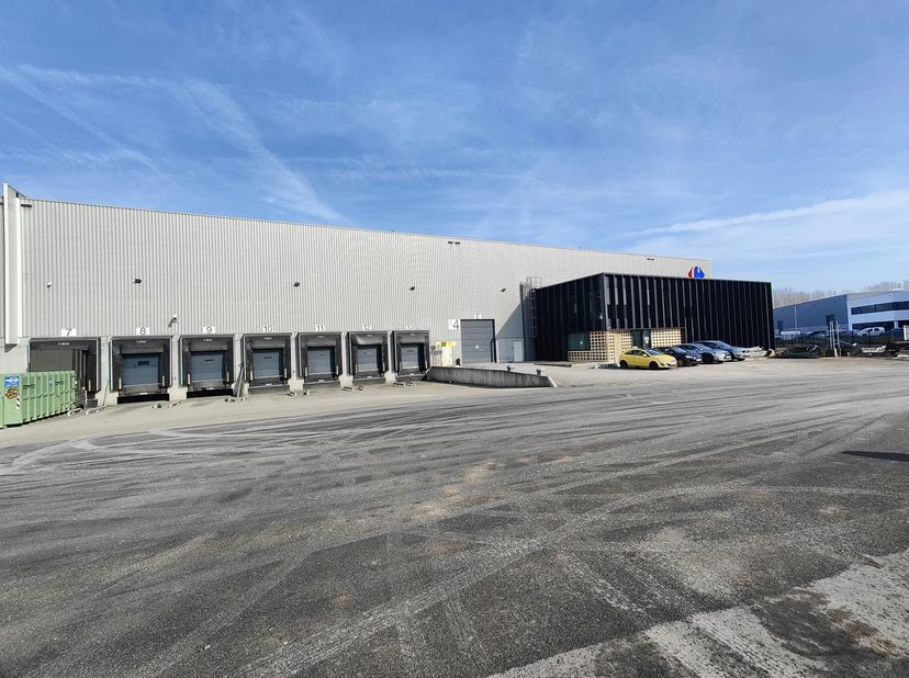 Logistieke magazijnruimte op een centrale locatie op de as Antwerpen &amp;ndash; Brussel.<br />
Het pand heeft 2 laad- loszones met laad en loskades voor