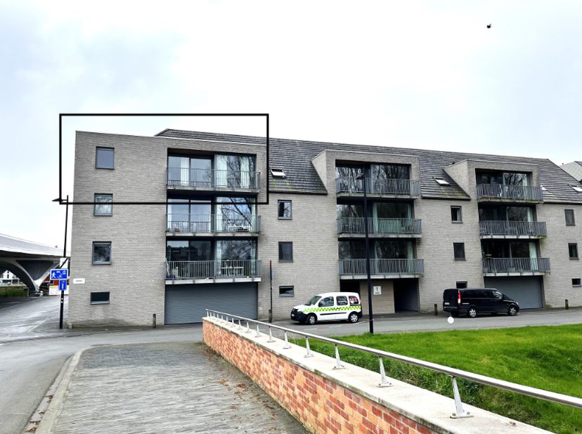 Huurprijs: 830 euro + 65 euro syndic per maand<br />
Dit ruim appartement van ca. 98&amp;nbsp;m² (volgens EPC)&amp;nbsp;ligt langs het kanaal Roeselare-Leie,