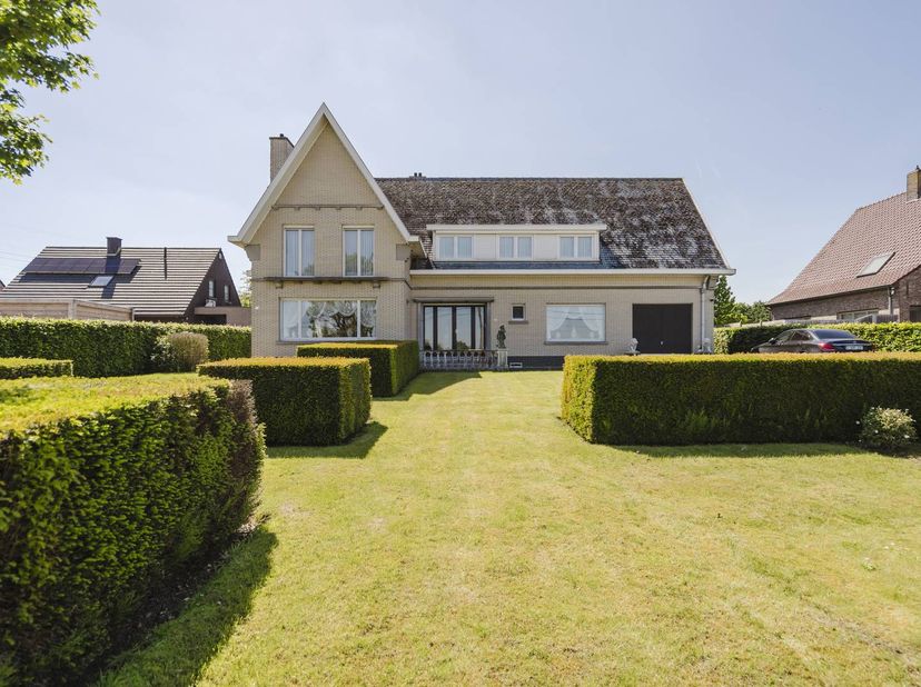 Dans la Scheldestraat à Otegem, quartier résidentiel mais rural, nous trouvons cette villa très spacieuse à vendre, à rénover. <br />
Grâce à son empl