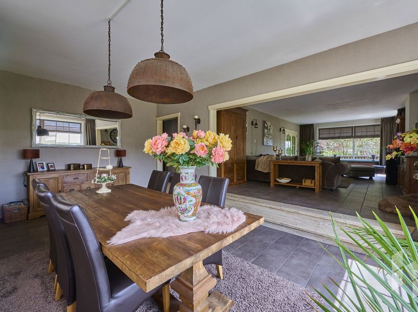 Instapklare, landelijke woning (216 m²) met een gezellige leefruimte, 3 slaapkamers en een badkamer met bad en douche.<br />
Gelijkvloers beschikt de
