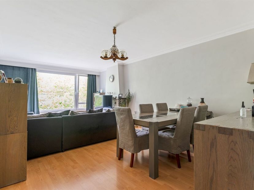 Cet agréable appartement de deux chambres à coucher avec terrasse se trouve au dernier étage d'un petit immeuble de l'Alfons Schneiderlaan à Deurne. L