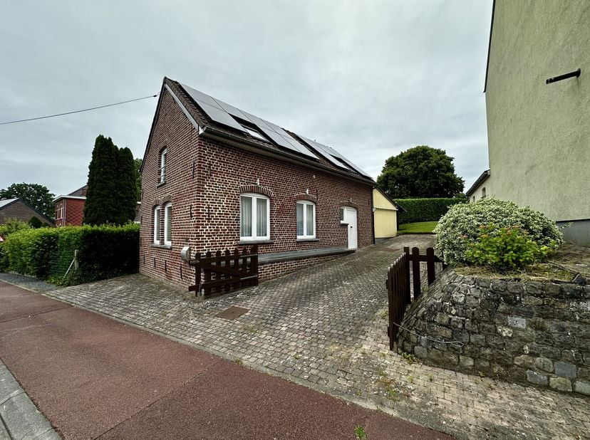 Au coeur de l'agréable village de Marcq et à moins de 5' en voiture du centre d'Enghien, très agréable maison comprenant hall d'entrée, wc séparé, séj