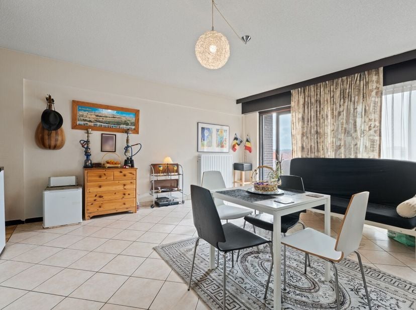Blankenberge: Studio met zonneterras te koop nabij zee! In een rustige buurt nabij zee vinden we deze aangename studio met zuidgericht terras te koop