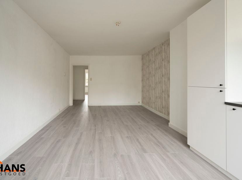 Mooi gerenoveerd appartement op de tweede verdieping.<br />
Inkomhal met kast voor de aansluiting wasmachine/droogkast; woonkamer met open nieuwe keuk
