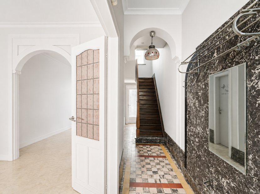 Op zoek naar een instapklare gezinswoning met vier slaapkamers, een zonnige tuin en alle nodige attesten op zak? Dan zal deze charmante woning in de E