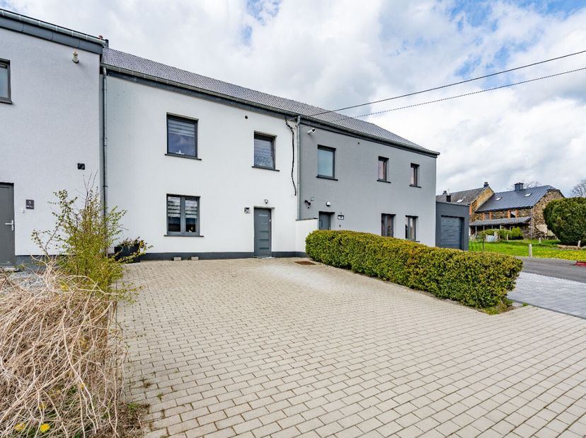 ERA B-LUX biedt u deze volledig gerenoveerde woning uit 2020 aan, ideaal gelegen in Remichampagne.Deze woning biedt een modern en comfortabel woonkade