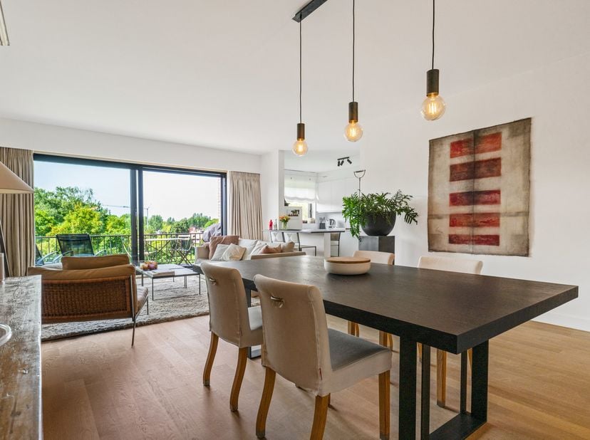 Cet appartement bénéficie d’un emplacement exceptionnel dans le quartier prisé de Wilrijk. Un endroit où nature, intimité et qualité de vie se conjugu