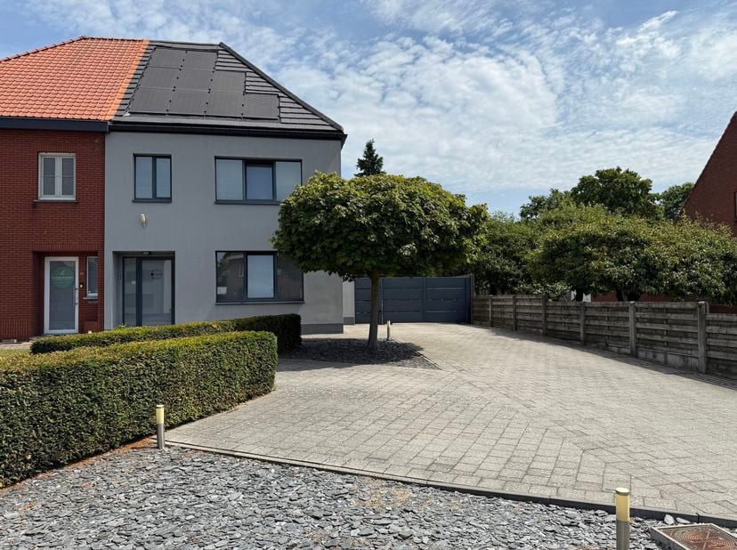 Prachtig gerenoveerde halfopen bebouwing op een perceel van 5a 50ca, voorzien van alle hedendaagse comfort en een uitstekend EPC-label A, 89 kWh/ (m²