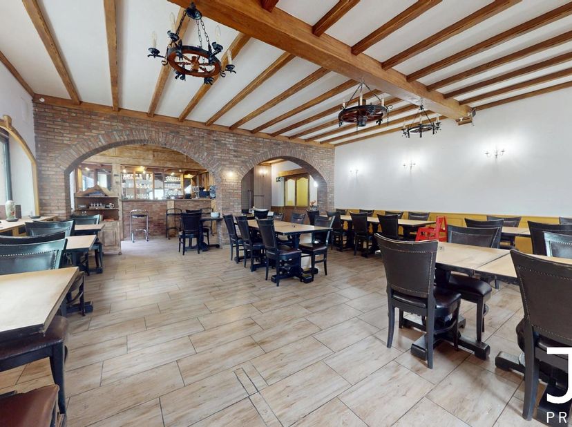 J&amp;amp;J vous propose ce rez-de-chaussée commercial d'une surface d'environ 170 m² situé au coeur de Schaerbeek (Dailly) <br />
Ancienne activité Horec