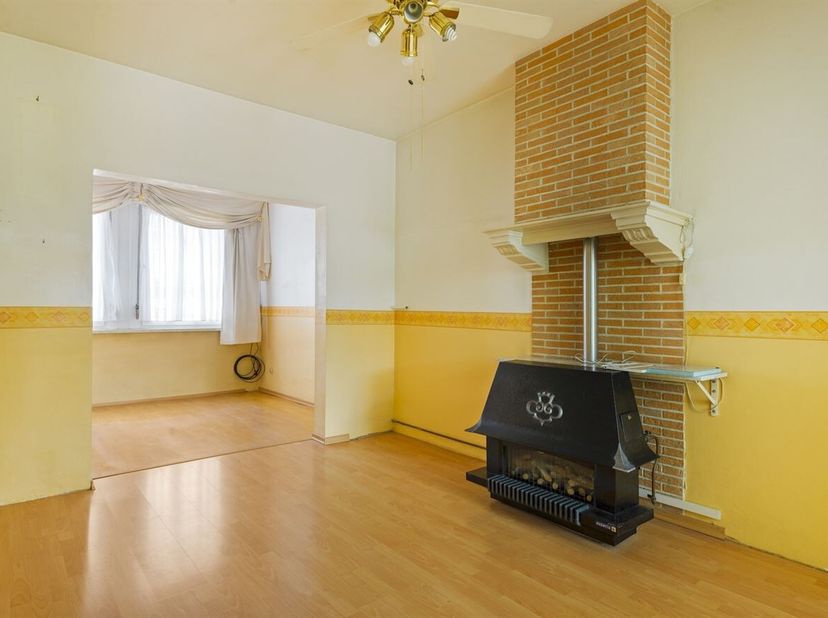 Te renoveren woning met 4 slaapkamers en mooie tuin in Merksem!<br />
Ontdek deze ruime woning aan de Lange Bremstraat 45 te Merksem, een pand met bij