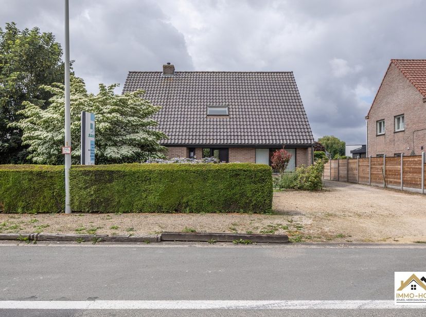 Deze villa in de Orchideestraat 52 en 54 in Oostakker dichtbij belangrijke oprit R4,  biedt een ruime en praktische woonindeling met een aangename lee