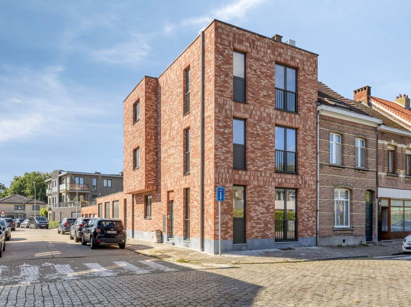 Te huur: modern nieuwbouw appartement in Duffel, gelegen aan de Stationsstraat op de stadsrand en op wandelafstand van het treinstation.Dit lichtrijke