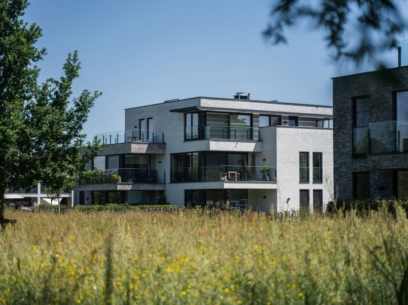 LIGGING<br />
Dit hedendaagse appartement van 88 m² is uitzonderlijk rustig gelegen in een groene oase langs de Schelde, met een prachtig uitzicht op