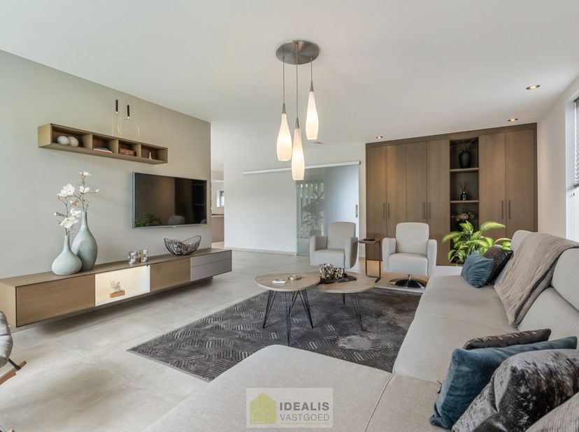 IDEALIS VASTGOED – ROYALE, INSTAPKLARE EN PERFECT ONDERHOUDEN GEZINSWONING DEWELKE OP EEN ELEGANTE MANIER WERD AANGEPAST AAN MINDERVALIDEN OP EEN RUIM