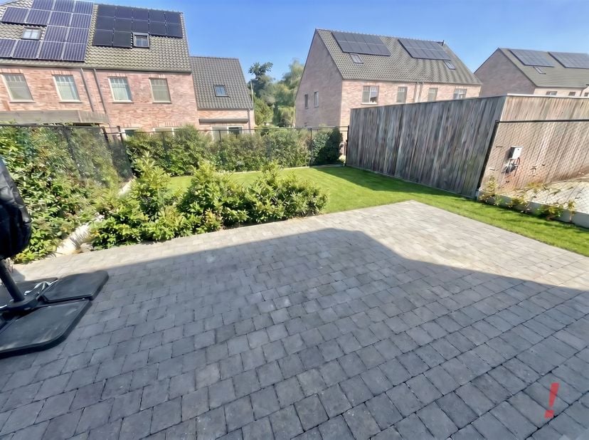 Toffe gezinswoning  (BEN WONING ) in hartje Varsenare nabij de dorpskern met alle voorzieningen zoals kleinhandel, school, openbaar vervoer, etc. Vlot