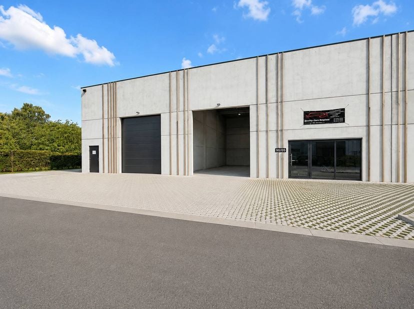 Deze functionele KMO-unit van 295 m² is ideaal voor opslag, atelier of lichte productie en geniet van een vlotte bereikbaarheid in Sint-Truiden.<br />