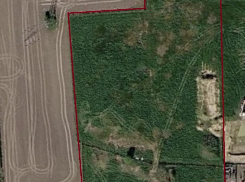 Terrain d'environ 12 000 m², situé à Kluisbergen dans un quartier calme et agréable, à proximité du centre du village.<br />
<br />
La propriété se co