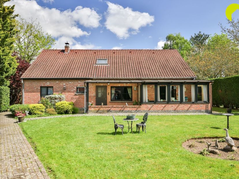 Verborgen tussen het groen, midden in het centrum van Kontich!<br />
<br />
Deze uitzonderlijke open bebouwing combineert een rustige, groene liggin