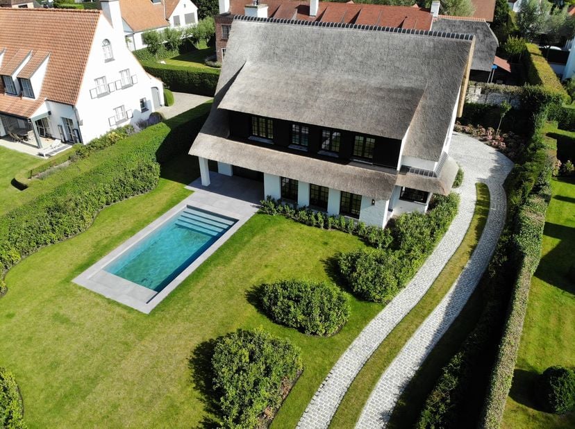 Uitzonderlijk exclusieve villa in het Zoute, omgeven door prachtige groen en gelegen in een rustige doodlopende straat genaamd "Vauxelles". U bereikt