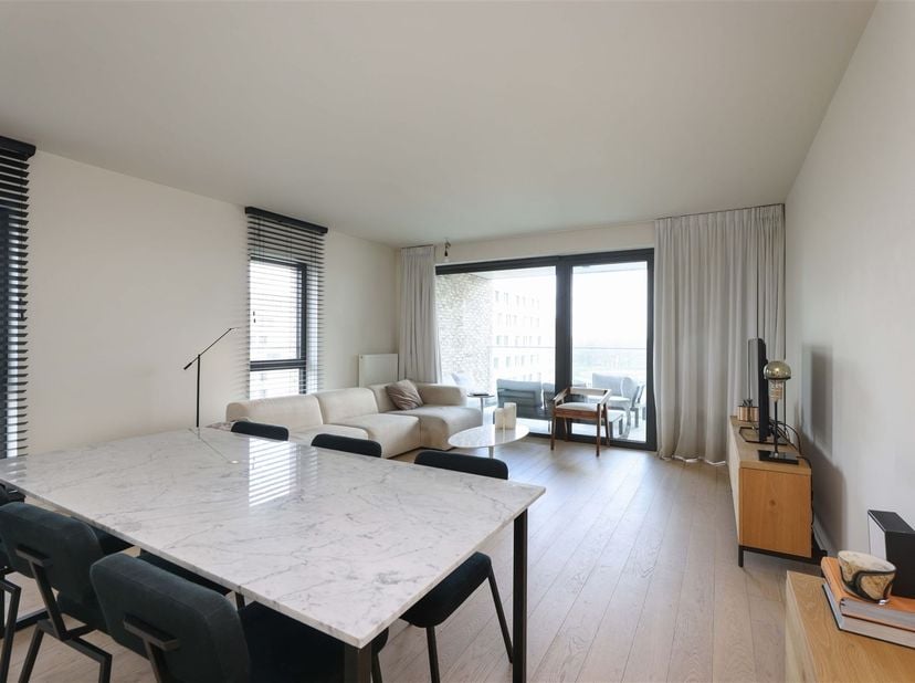 Modern en energiezuinig appartement met terras én autostaanplaats in centrum Hasselt<br />
<br />
Omgeving:<br />
+ Centraal gelegen nabij de klein