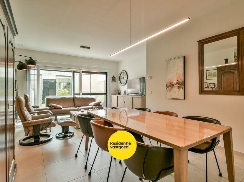 Welkom in Noordhof 22, een recente woning afgewerkt met hoogwaardige materialen en uitgerust met hedendaags comfort.(EPC A) Dankzij de centrale liggin