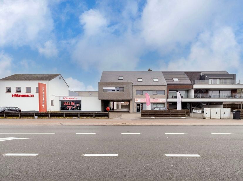 Dit instapklare appartement op de eerste verdieping in Mol (bouwjaar 2012) combineert ruimte, comfort en energiezuinig wonen. Met een bewoonbare opper