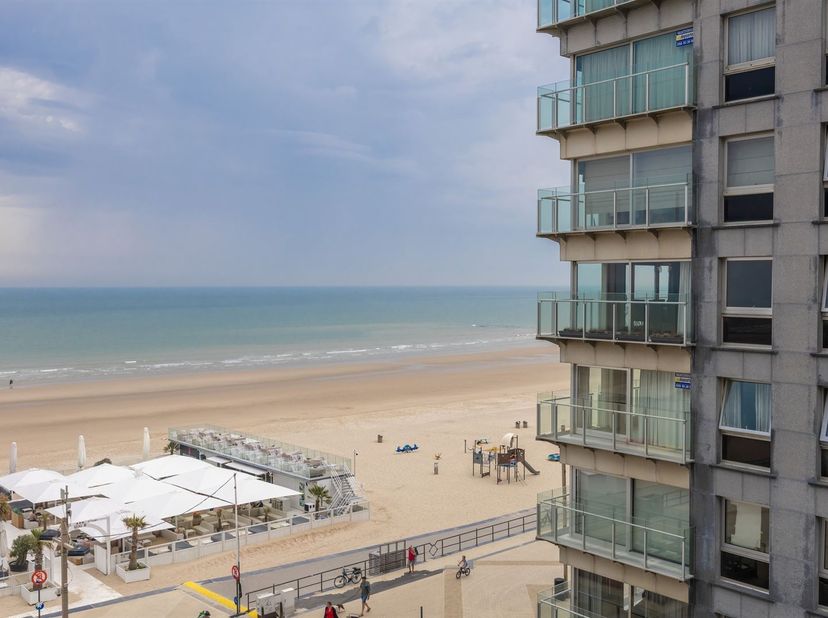 Gemeubelde studio met zijdelings zeezicht op topligging, direct aan het strand, vlakbij de winkels, tramhalte en nieuwe Casino.   Indeling :  woonkame