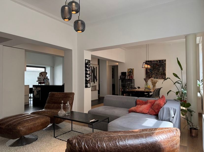 Dit ruime en aangename appartement van ca. 135m² met terras van ca. 15m² is gelegen op een absolute toplocatie in de Leopoldstraat, recht tegenover de