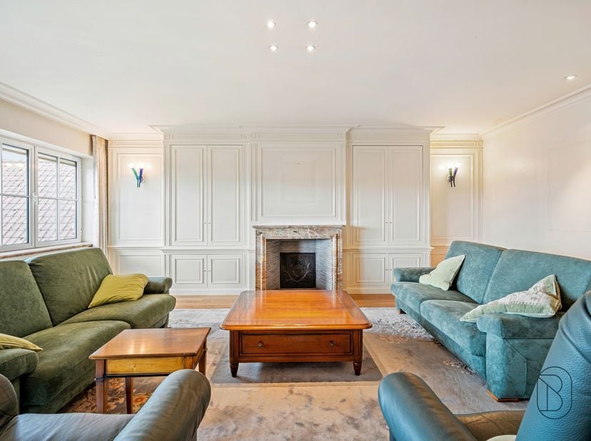 Appartement exclusif de pas moins de 184 m² au cœur de Waregem !<br />
Disposition : vaste hall d’entrée, spacieux et lumineux séjour (placards intégr