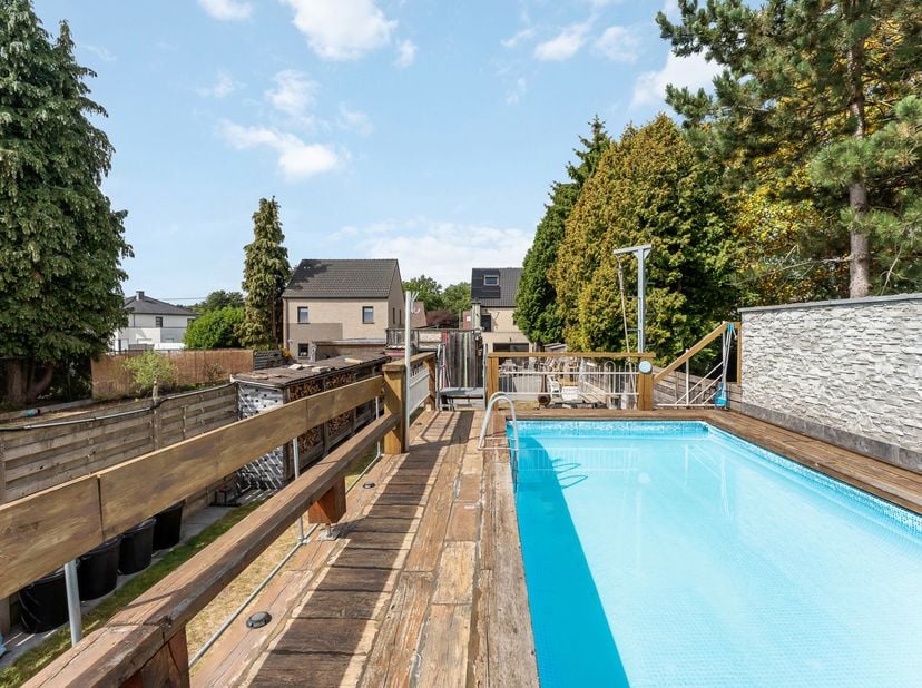Ruime gezinswoning (192m2) op een perceel van 5a45 met 3 slaapkamers, bijgebouw (30m2) omgevormd tot gym en verwarmd zwembad met buitendouche! <br />
