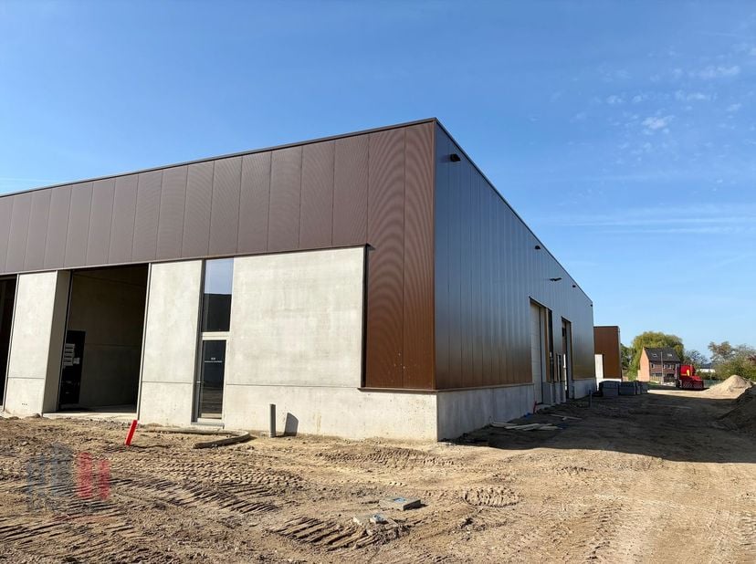 Unité PME neuve d’une superficie de 154 m² à vendre dans la nouvelle zone d’activités « STADSBEEMD ». Des surfaces plus grandes sont également possibl