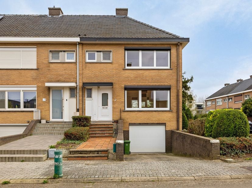 Deze degelijke en uitstekend onderhouden gezinswoning, gelegen op een perceel van 1a 95ca, bevindt zich in de rustige Meidoornstraat. Dankzij de centr