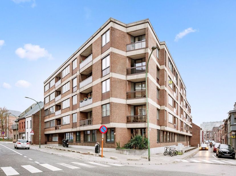 Dit instapklare appartement is gelegen in het hart van Tienen en biedt een standaard van comfort en luxe. Het appartement beschikt over een ruime leef